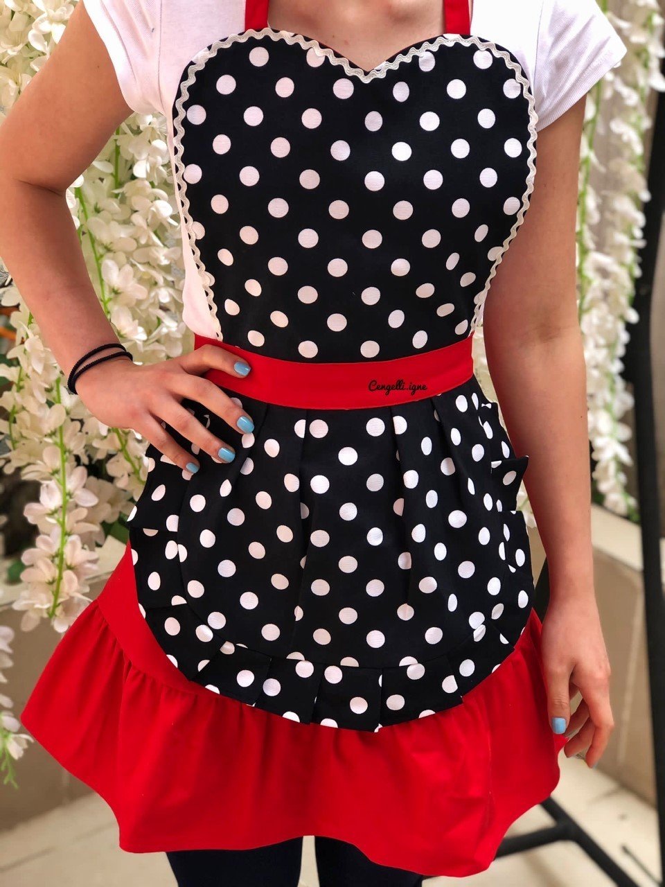 Puantiye Kırmızı Pileli Önlük