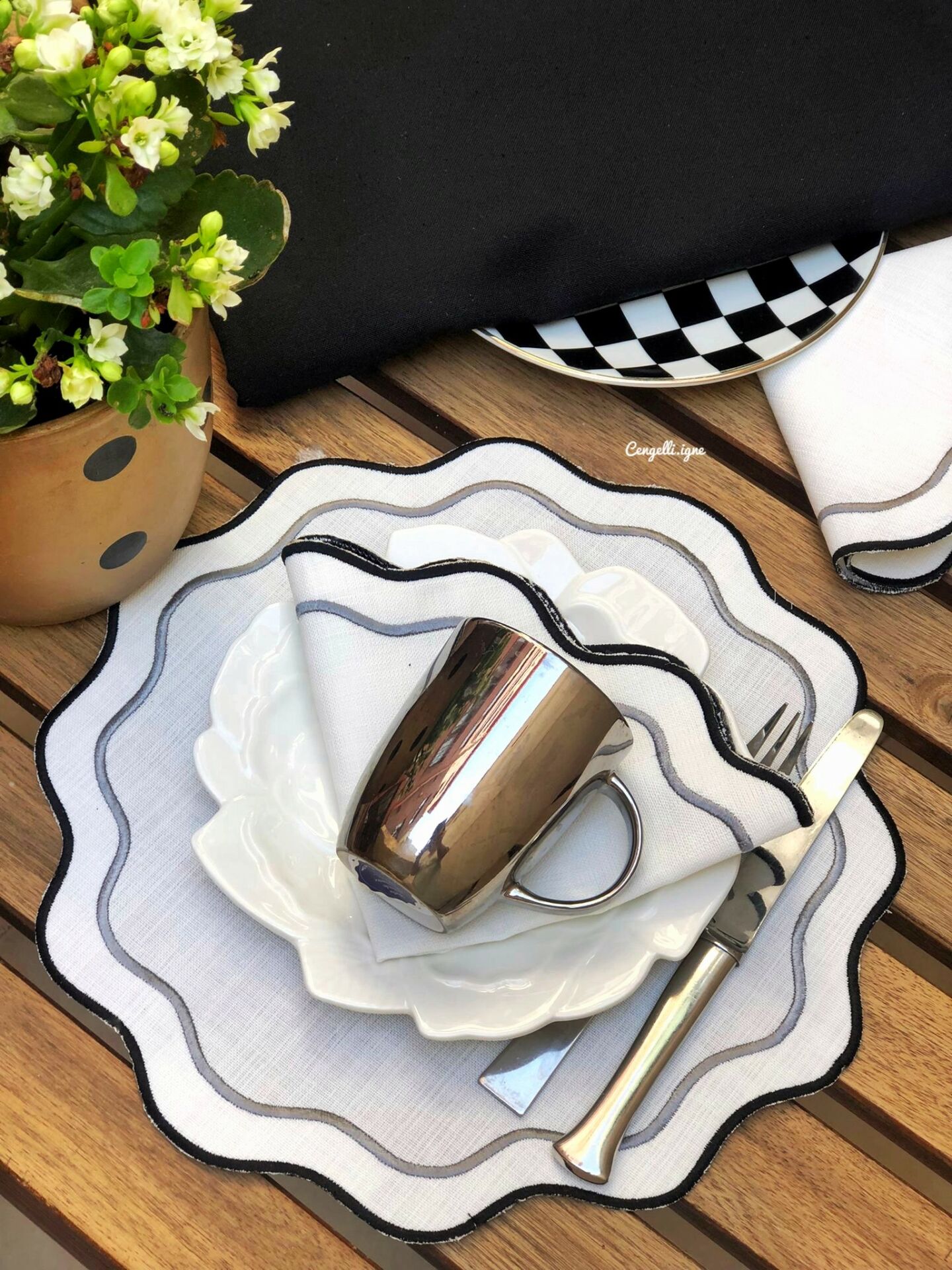 Siyah Gri Yuvarlak Keten Servis