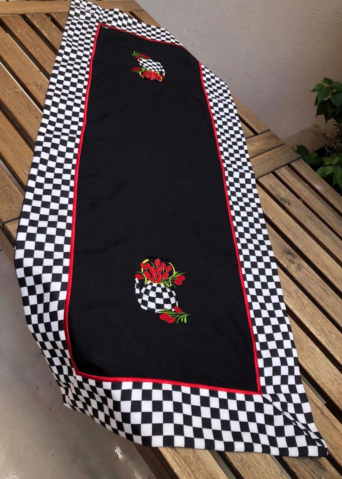 Karo Desenli Lale İşlemeli Siyah Keten Runner