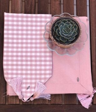 Pudra Rengi Masa Örtüsü + Pembe Pötikareli Runner