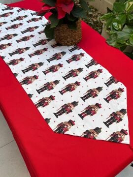 Fındıkkıran Rüyası: Noel Temalı Şık Masa Runnerı