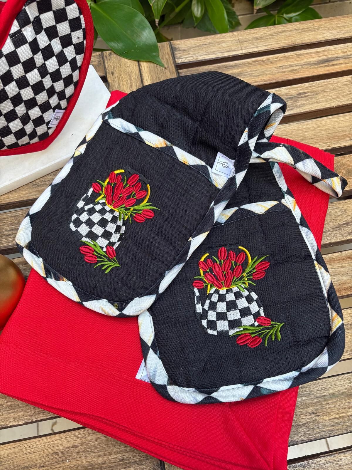 Kırmızı Laleler & Siyah Dama Detaylı Isıya Dayanıklı Mutfak Tutacağı