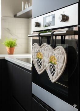 Kalp Formlu Nakışlı Mutfak Tutacağı - Sarı Çiçek & Damalı Vazo Serisi