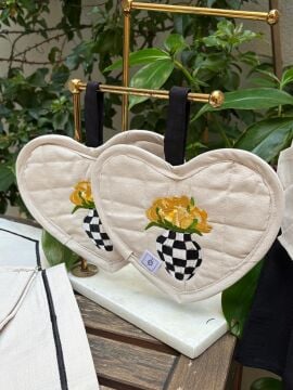 Kalp Formlu Nakışlı Mutfak Tutacağı - Sarı Çiçek & Damalı Vazo Serisi