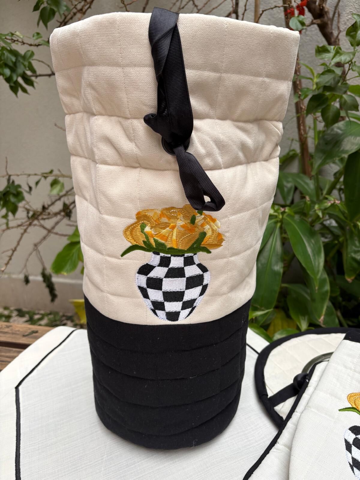 Gül Nakış Detaylı Kapitone Poşetlik – Siyah & Ekru