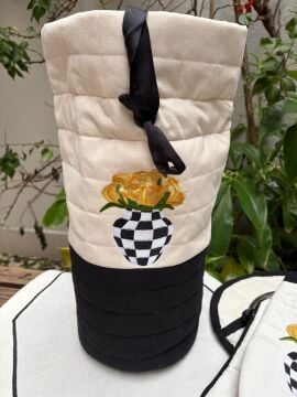 Gül Nakış Detaylı Kapitone Poşetlik – Siyah & Ekru