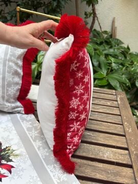 Yılbaşı Temalı Kırmızı Püsküllü Dekoratif Kırlent – Atatürk Çiçeği Desenli