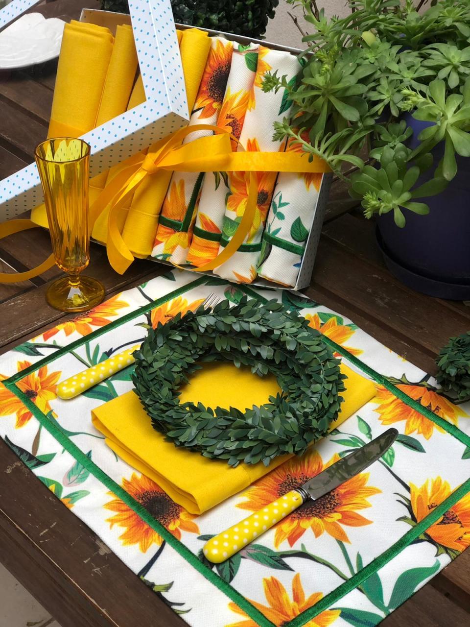 Ay Çiçeği Desenli Pikolu Amerikan Servis