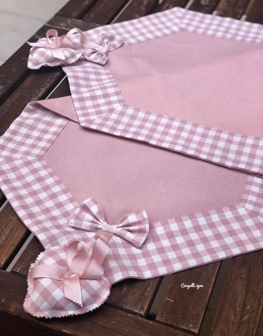 Pudra Pembe Üzeri Pötikare Patlı Kalpli Fiyonklu Runner