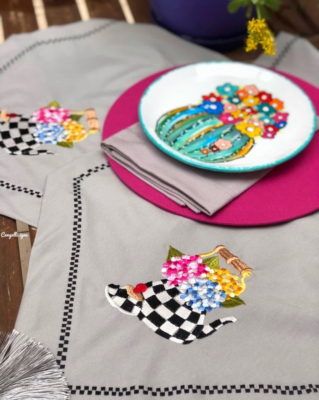 Gri Üzeri Ortanca İşlemeli Runner