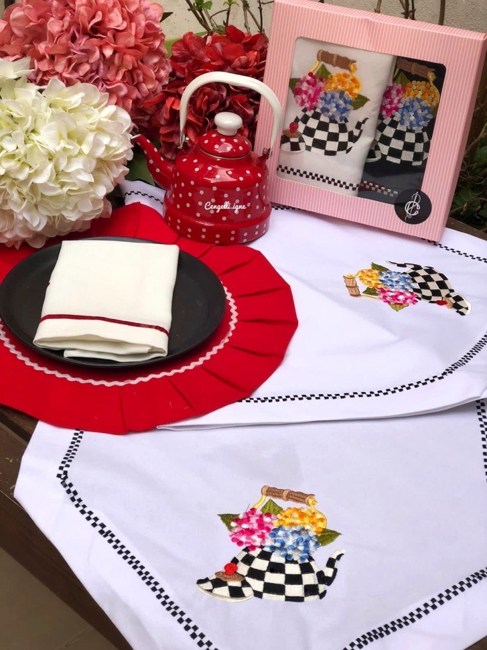 Beyaz Üzeri Ortanca İşlemeli Runner